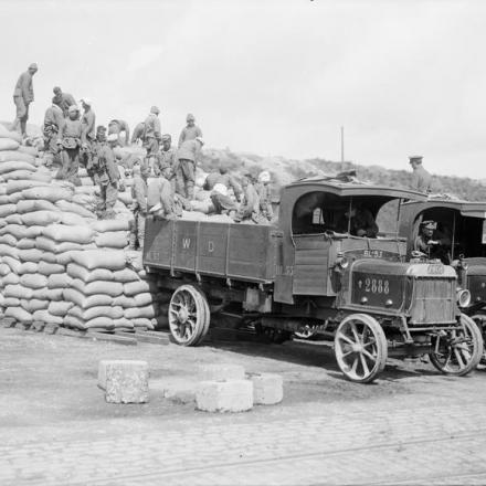 Uomini del Corpo di lavoro cinese che impilano sacchi di mais a Boulogne. © IWM (Q 2701)