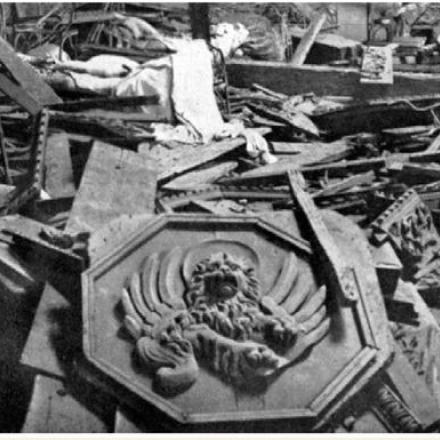 Stemma della Scuola Grande San Marco e resti del soffitto nella Sala del Capitolo che ospitava circa 100 pazienti, 14 agosto 1917. © Venicewiki