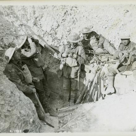 Soldati  canadesi fanno una pausa in una trincea tedesca catturata durante la battaglia di Hill 70, 15 agosto 1917. © CMCC_CWM 19920085-686