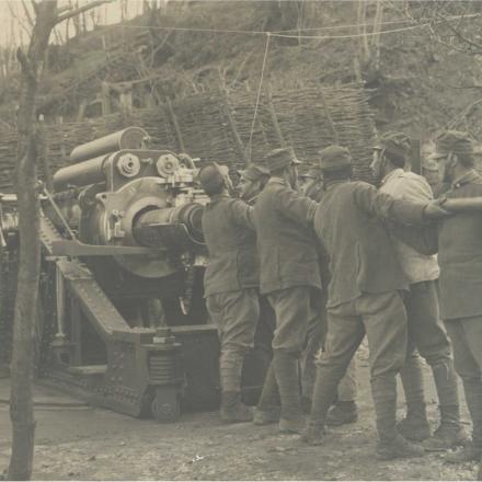  Fronte italiano: caricamento granata su 305.© difesa.esercito.it - 17 - CC BY-NC 4.0 