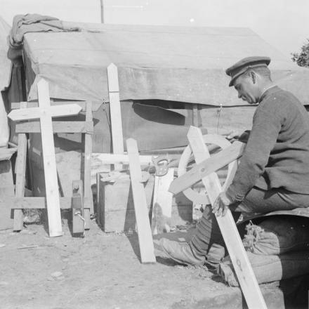 Falegname dell'esercito a St. Jean che fa le croci per le tombe di guerra, 18 agosto 1917. © IWM (Q 5885)