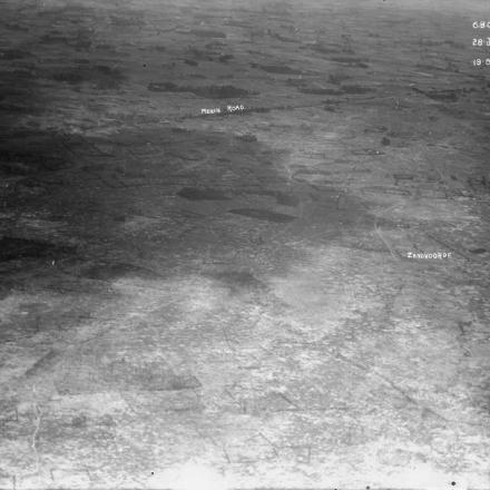 Ricognizione aerea: Menin Road, 19 agosto 1917. © IWM (BOX 7007-15-6BO-28J-1917)