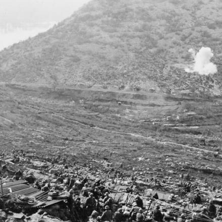 Una granata austro-ungarica che esplode in una valle del Carso © IWM Q 65111
