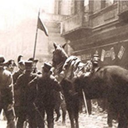 La cavalleria affronta i dimostranti in via Garibaldi. © LaStampa.it