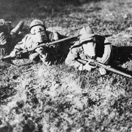 Gli Arditi italiani  che indossano maschere antigas primitive. © IWM Q 54781