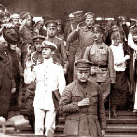 Partecipanti alla Conferenza di Stato di Mosca davanti al Teatro Bolshoi. - Wikimedia Commons p.d. 