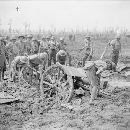Artiglieri della Royal Field Artillery che scavano il fango intorno a un cannone da 18 libbre. Vicino a Zillebeke, agosto 1917.© IWM (Q 6224)