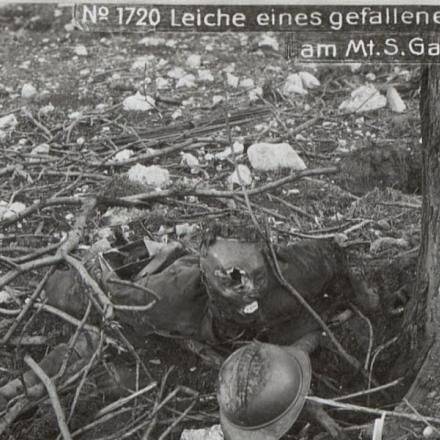 Monte San Gabriele,  1917. Il cadavere di un Fante italiano. © Österreichische Nationalbibliothek"