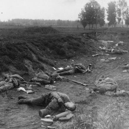 Soldati russi morti nella linea di avanzata tedesca a Riga, settembre 1917. © IWM (Q 86635)