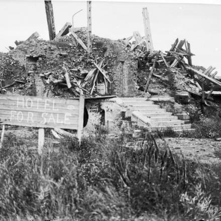 Le rovine del castello di Contalmaison con il cartello "Hotel in vendita", 2 settembre 1917.  © IWM (Q 2792)