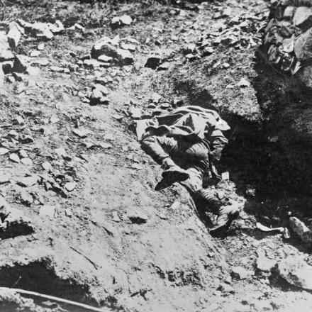Un soldato italiano morto sul Monte San Michele, a est di Gradisca nella Valle Isonzo. © IWM (Q 65042)