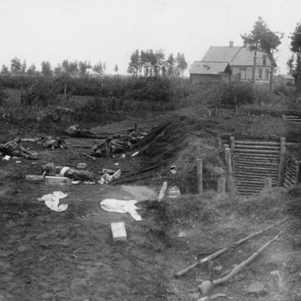 Soldati russi morti nelle trincee vicino a Riga, nel settembre 1917. © IWM (Q 86633)
