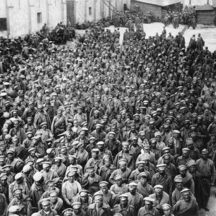 Masse di prigionieri russi catturati nei combattimenti vicino a Riga, nel settembre 1917. © IWM (Q 86680)