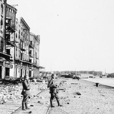 Truppe tedesche sulla riva del fiume Dvina (Daugava) a Dunamunde (Daugavgrīva), vicino a Riga. © IWM (Q 60381)