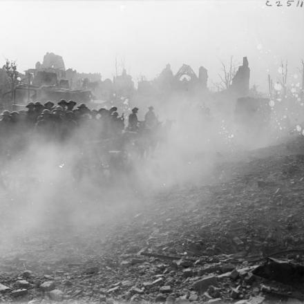Truppe che vengono portate in prima linea attraverso le rovine di Ypres, il 6 settembre 1917. © IWM (Q 2995)