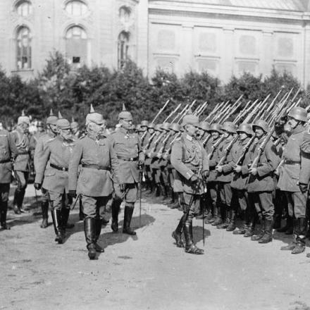 Il Kaiser Guglielmo II ispeziona le truppe nella capitale Riga dopo la conquista. © IWM (Q 70271)