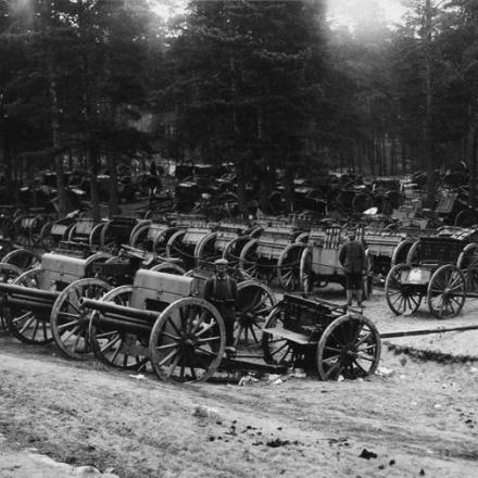 Cannoni da campo russi da 76,2 mm (modello 1902) e altro materiale bellico catturati dai tedeschi. © IWM (Q 86697)
