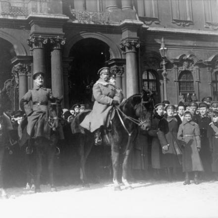 il generale Lavr Gueorguievitch Kornilov accanto ad altri ufficiali dell'esercito russo. © IWM (HU 52726)
