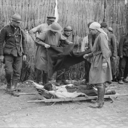 "The Madonnas of Pervyse": Elsie Knocker e Mairi Chisholm curano un soldato belga ferito a Ramscapelle, in Belgio, l'11 settembre 1917. © IWM (Q 2963)