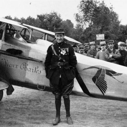 L'asso della aviazione francese Georges Marie Guynemer vicino al suo aereo. © defense-gouv.fr
