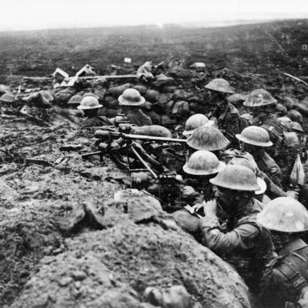 Battaglia di Menin Road Ridge. Una sezione di segnali del tredicesimo battaglione, la fanteria leggera di Durham, equipaggiata con telescopi, lampeggianti e luci di segnalazione, guarda l'avanzata del battaglione su Veldhoek il 20 settembre 1917. © IWM (Q 5971)