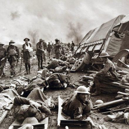 Battaglia di Menin Road. Australiani feriti sulla Menin Road, vicino a Birr Cross Road, il 20 settembre 1917.  © National Library of Australia
