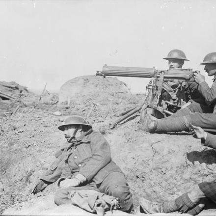 Una squadra inglese con mitragliatrice Vickers in azione durante la battaglia di Menin Road Ridge, 21 settembre 1917.