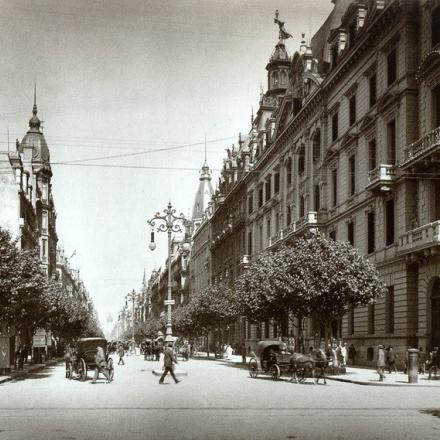 Buenos Aires, Avenida de Mayo all'epoca della Prima Guerra Mondiale © Archivo GCBA Creative Commons Attribution 2.5 Argentina