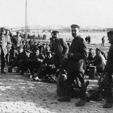 Truppe tedesche in attesa di attraversare il fiume Dvina (Daugava). Notare un ponte demolito sullo sfondo. © IWM Q 86874