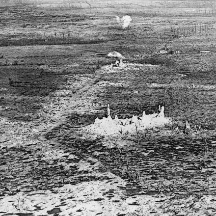 Vista aerea delle rovine della chiesa di Zonnebeke. © IWM Q 12282
