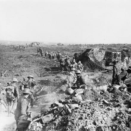 Battaglia di Polygon Wood. La fanteria si muove lungo la linea oltre i carri armati mimetizzati a Clapham Junction, vicino a Menin Road, tre miglia e mezzo a est di Ypres, il 26 settembre 1917. © IWM (Q 6459)