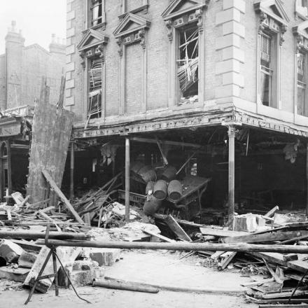 Danni all'angolo di Seven Sisters Road, Londra, a seguito di un raid aereo nella notte tra il 29 e il 30 settembre 1917.   © IWM HO 108