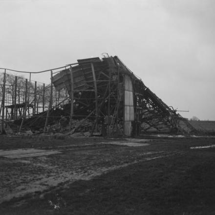 Un hangar distrutto all'aerodromo di Saint Denis Westrem vicino a Gand. © IWM (Q 3328)