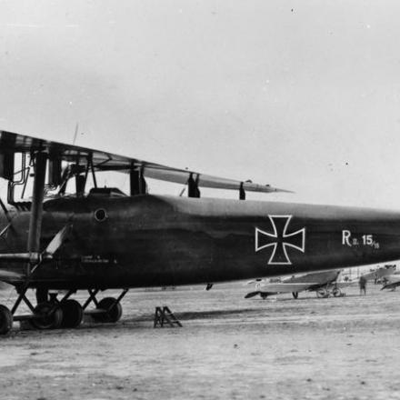 Un DFW R.III bombardiere pesante tedesco © IWM Q 66314
