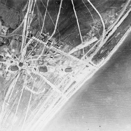 Una veduta aerea della batteria Zerel da 30,5 cm distrutta sull'isola di Saaremaa (Osel).© IWM Q 57956