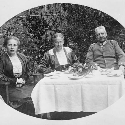 Il feldmaresciallo Paul von Hindenburg con la moglie Gertrud e una delle figlie al Q.G. tedesco di Spa per il suo settantesimo compleanno, il 2 ottobre 1917. © IWM (Q 52200)