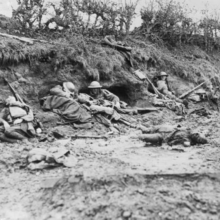 Battaglia di Broodseinde 4 ottobre: uomini rannicchiati in buche a Broodseinde. © IWM (E(AUS) 3864)