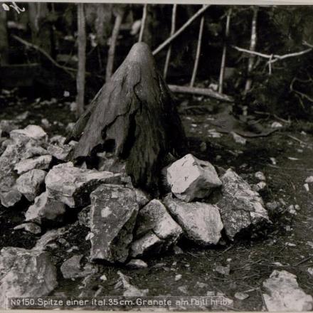 Punta di una granata italiana da 35cm sul Dosso Faiti (Fajti hrib). © Bildarchivaustria_at_Preview_15731835.jpg