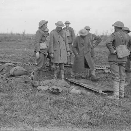 Barellieri di uno dei reggimenti delle guardie uccisi da una granata tedesca vicino a Langemarck, in Belgio.© IWM Q 3882