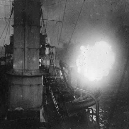 Spedizione tedesca contro l'isola di Saaremaa (Osel). Cannone in azione su incrociatore da battaglia tedesco durante il viaggio a Osel, ottobre 1917. © IWM (Q 45970)