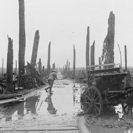 Assalto Passchendaele 12 ottobre - 6 novembre 1917: un soldato corre lungo una strada attraverso Chateau Wood. © IWM (E(AUS) 1233)