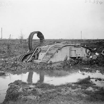 Un carro armato britannico distrutto e  immerso nel fango e nell'acqua vicino a Saint Julien, il 12 ottobre 1917. © IWM (Q 6327)