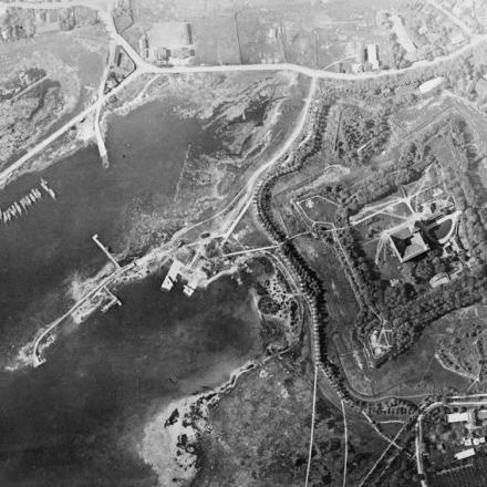 Veduta aerea dell'aereoporto di Arensburg (Kuressaare) sull'isola di Osel (Saaremaa). Gli hangar furono distrutti dalle bombe sganciate da idrovalante tedesco, nell'ottobre 1917. © IWM (Q 57951)
