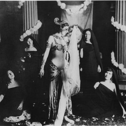 L'esibizione di Mata Hari al Museo Guimet di Parigi, 13 marzo 1905 - Author unknown public domain