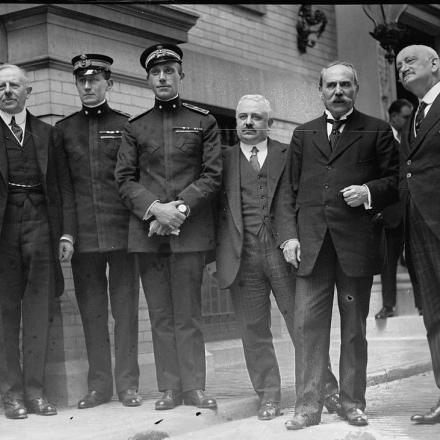 Francesco Saverio Nitti (3° da destra) assieme ad altri membri della commissione italiana di guerra negli Stati Uniti durante la Prima Guerra Mondiale: si riconoscono Guglielmo Marconi e Ferdinando di Savoia-Genova (2° e 3° da sinistra). © Congress Library pnp_npc2007018610