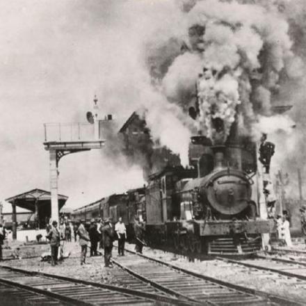  Il primo treno in partenza dalla stazione ferroviaria di Kalgoorlie diretto a est sulla nuova Trans-Australian Rail Line.© Rail Heritage WA State Library Of Western Australia