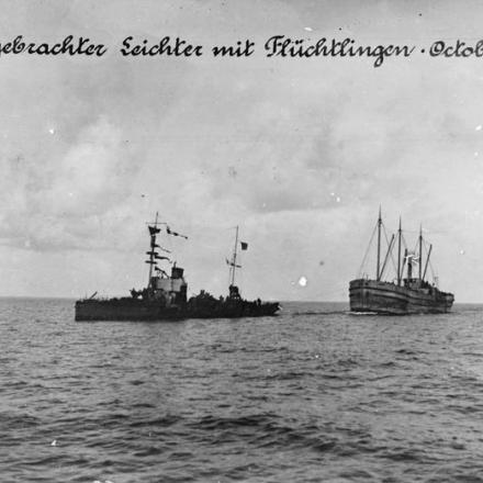 Una chiatta con rifugiati russi dall'isola di Moon (Muhu) catturata da una nave tedesca. © IWM Q 57923