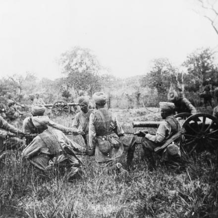 Battaglia di Mahiwa, Africa orientale tedesca. La Kashmir Mountain Battery in azione a Nyangao contro Mahiwa, 16-19 ottobre 1917. © IWM Q 15457
