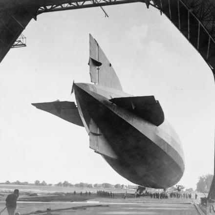 Vista di uno Zeppelin che esce da un hangar. © IWM (Q 58470)