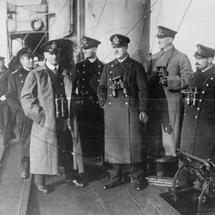 Il vice ammiraglio Erhard Schmidt  al comando dello squadrone navale tedesco durante l'invasione dell'Isola di Saaremaa (Osel), nell'ottobre 1917, a bordo della nave SMS Moltke. © IWM (Q 52192)